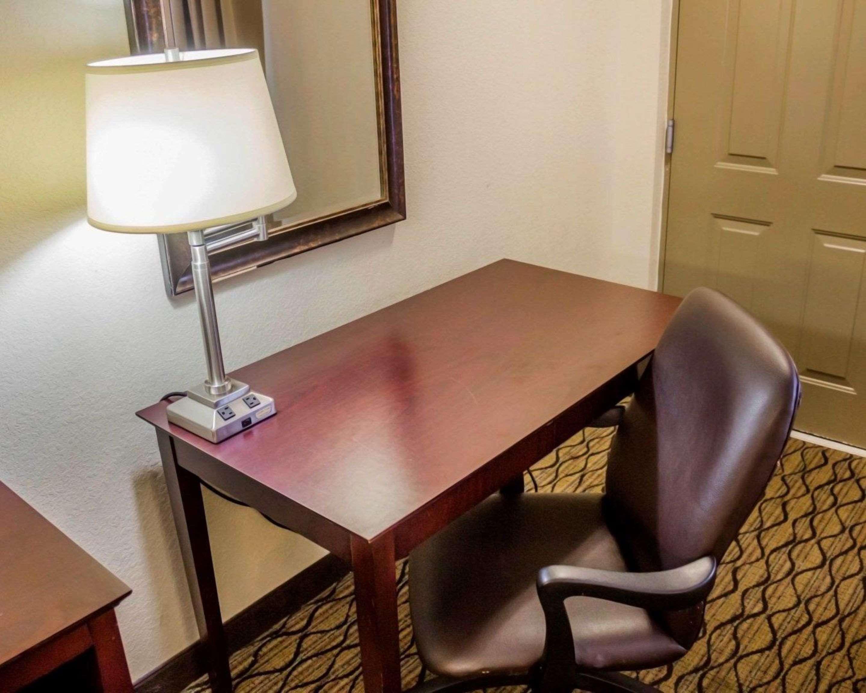 Quality Inn Уотърбъри Екстериор снимка