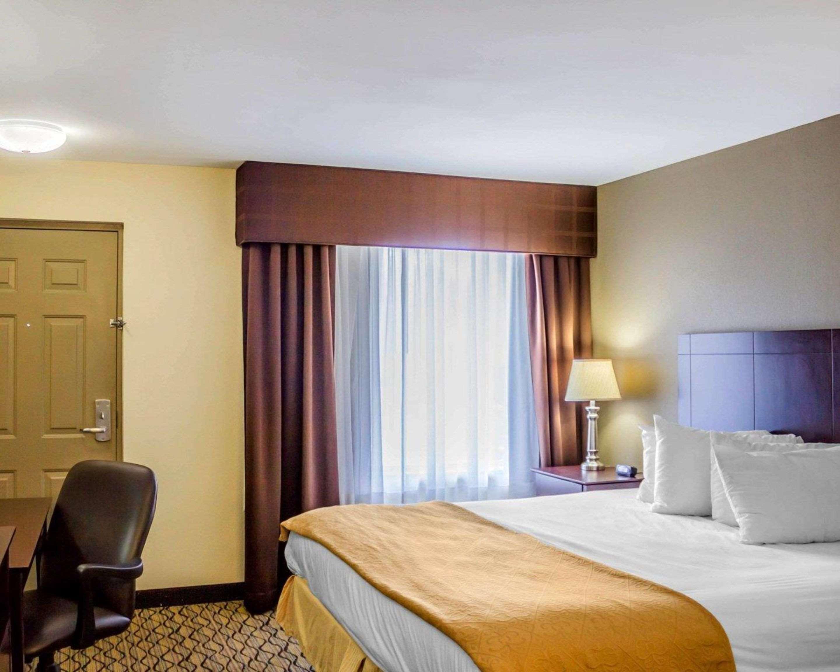 Quality Inn Уотърбъри Екстериор снимка