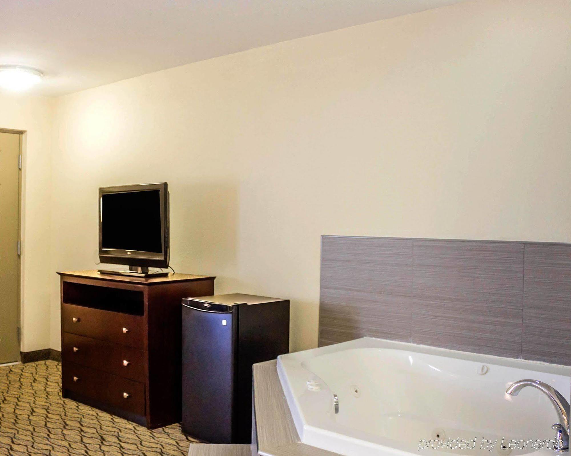 Quality Inn Уотърбъри Екстериор снимка