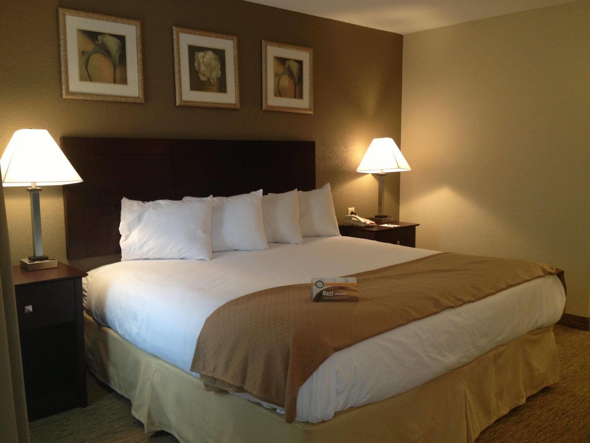 Quality Inn Уотърбъри Екстериор снимка